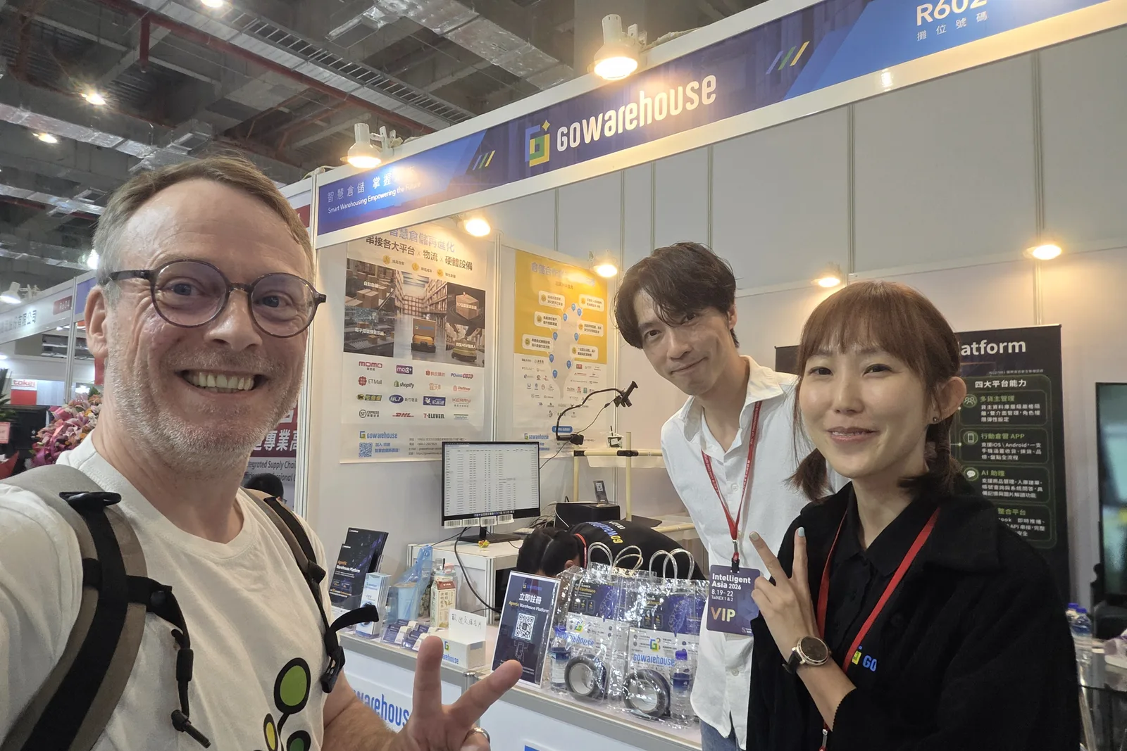 GoWarehouse 團隊在攤位合影