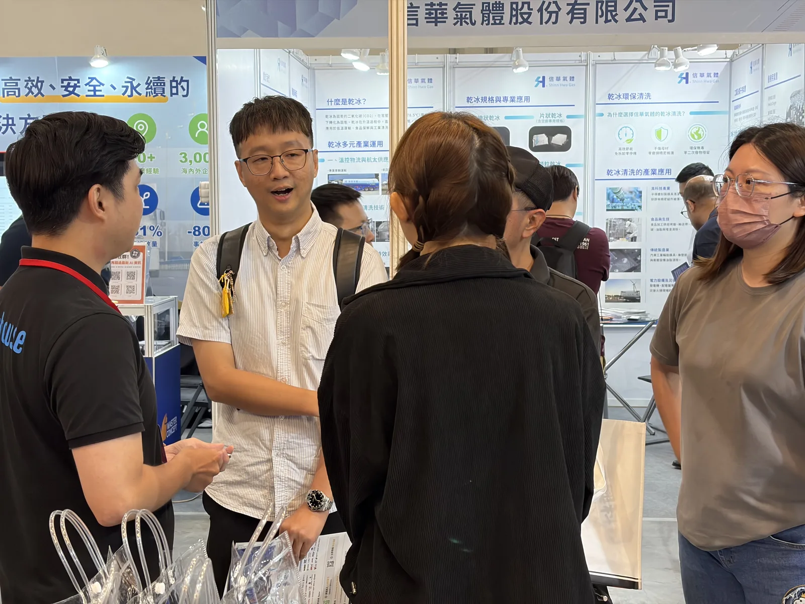 團隊與參觀者熱烈交流